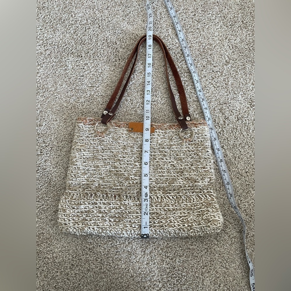Hand knit crochet shoulder bag floral interior leather strap excellent condition - Picture 6 of 9